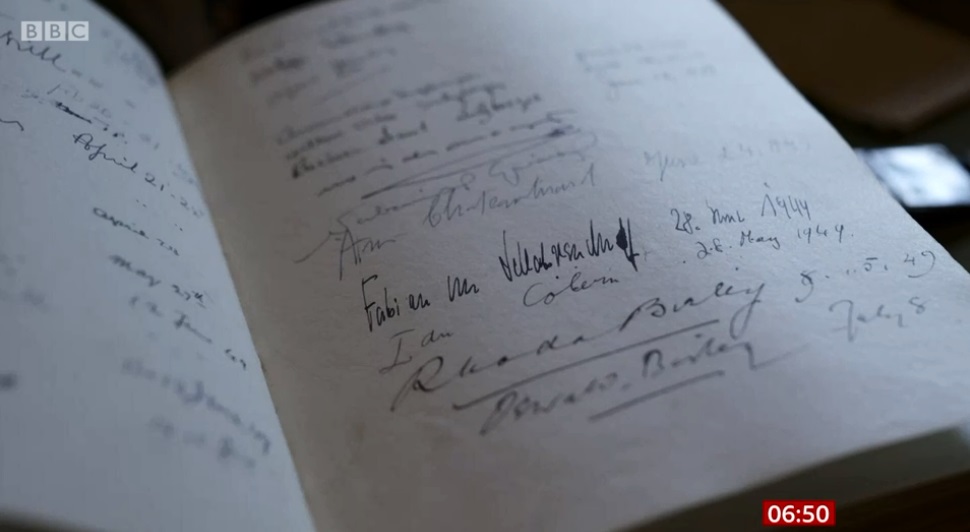 katieculture's tweet image. Great to have @MetMattTaylor and the @BBCBreakfast team at @ChartwellNT this morning and be able to showcase the remarkable objects we&apos;ve been able to acquire, research and reinterpret as a result of our 3-year #ChurchillsChartwellProject, including the #VisitorsBook &amp;amp; #SpeechBox