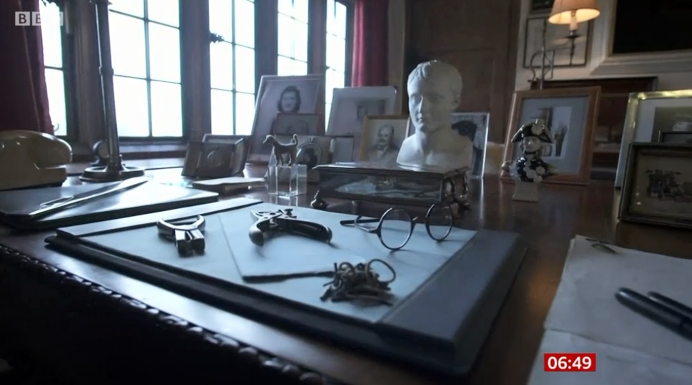 katieculture's tweet image. Great to have @MetMattTaylor and the @BBCBreakfast team at @ChartwellNT this morning and be able to showcase the remarkable objects we&apos;ve been able to acquire, research and reinterpret as a result of our 3-year #ChurchillsChartwellProject, including the #VisitorsBook &amp;amp; #SpeechBox