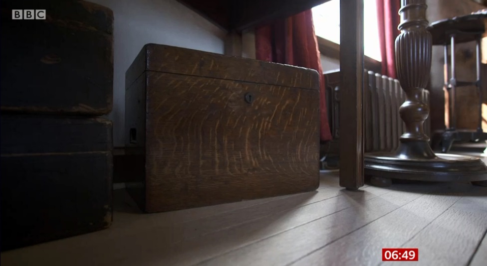 katieculture's tweet image. Great to have @MetMattTaylor and the @BBCBreakfast team at @ChartwellNT this morning and be able to showcase the remarkable objects we&apos;ve been able to acquire, research and reinterpret as a result of our 3-year #ChurchillsChartwellProject, including the #VisitorsBook &amp;amp; #SpeechBox