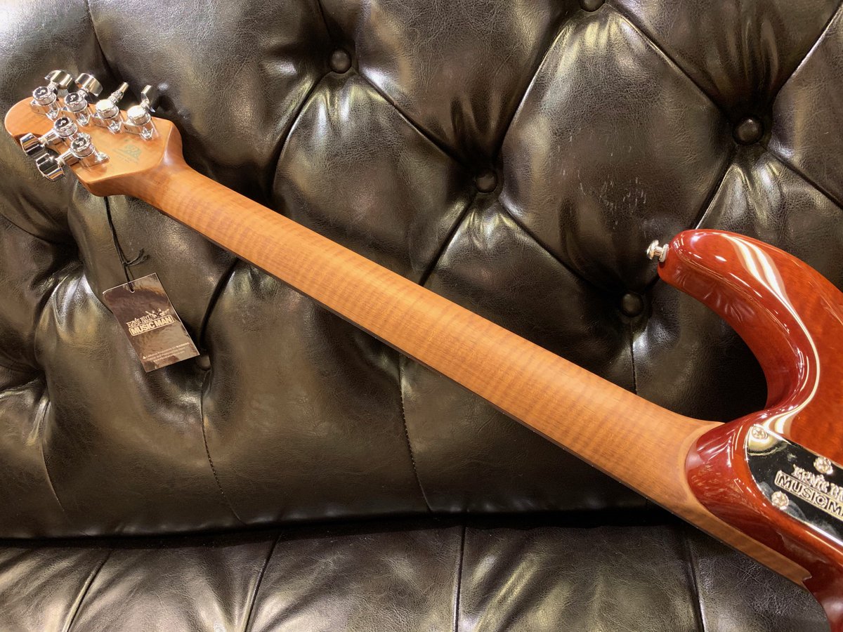 ishibashichamz's tweet photo. 【#MusicMan】
#LukeIII HSSが入荷致しました!国内入荷1本のみのNewカラー!
写真だと明るく映っておりますが、実際はダークな印象の禍々しい深緑です!(つまりもっと暗い色です)
深く散った杢目から目が離せません、、、
Webページ作成中につき、気になる方はお問い合わせお待ちしております! https://t.co/sNCEEruiY7