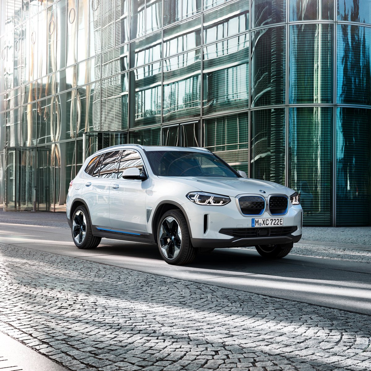 BMWGroupFrance's tweet photo. Le petit plus du BMW iX3 100% électrique ?
Un moteur sans terres rares ! 
Découvrez avec @NicolasMeilhan, Senior Advisor @EvVolumes, en quoi cela fait une grande différence sur le plan environnemental et géopolitique. ⤵️
https://t.co/cCuDmbNMLA
#ElectricByBMWGroup #ShiftInMotion https://t.co/RWA5EJw97k
