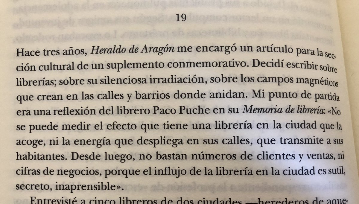 Este párrafo de <a href="/irenevalmore/">Irene Vallejo</a> en #elinfinitoenunjunco habla de un tema que siempre me ha interesado: como los locales acaban dando con su actividad personalidad y carácter al espacio público, a la calle. Una política de cesión de locales a librerías, p.e., sería muy potente