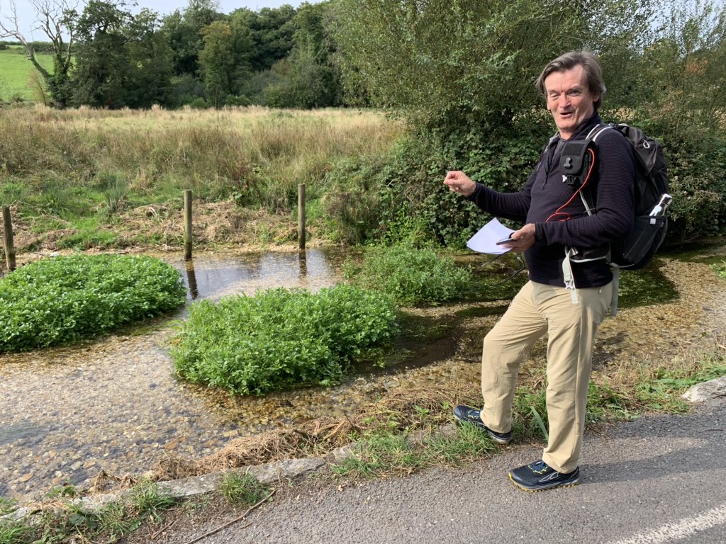 Our first glimpse of the river  #Itchen! The waters are clean, fast-flowing & full of ranunculus - an aquatic plant that, in the words of a happy  @Feargal_Sharkey, is a five-star hotel for the insects on which the fish feed. This - unlike the  #Ver - is a living ecosystem.