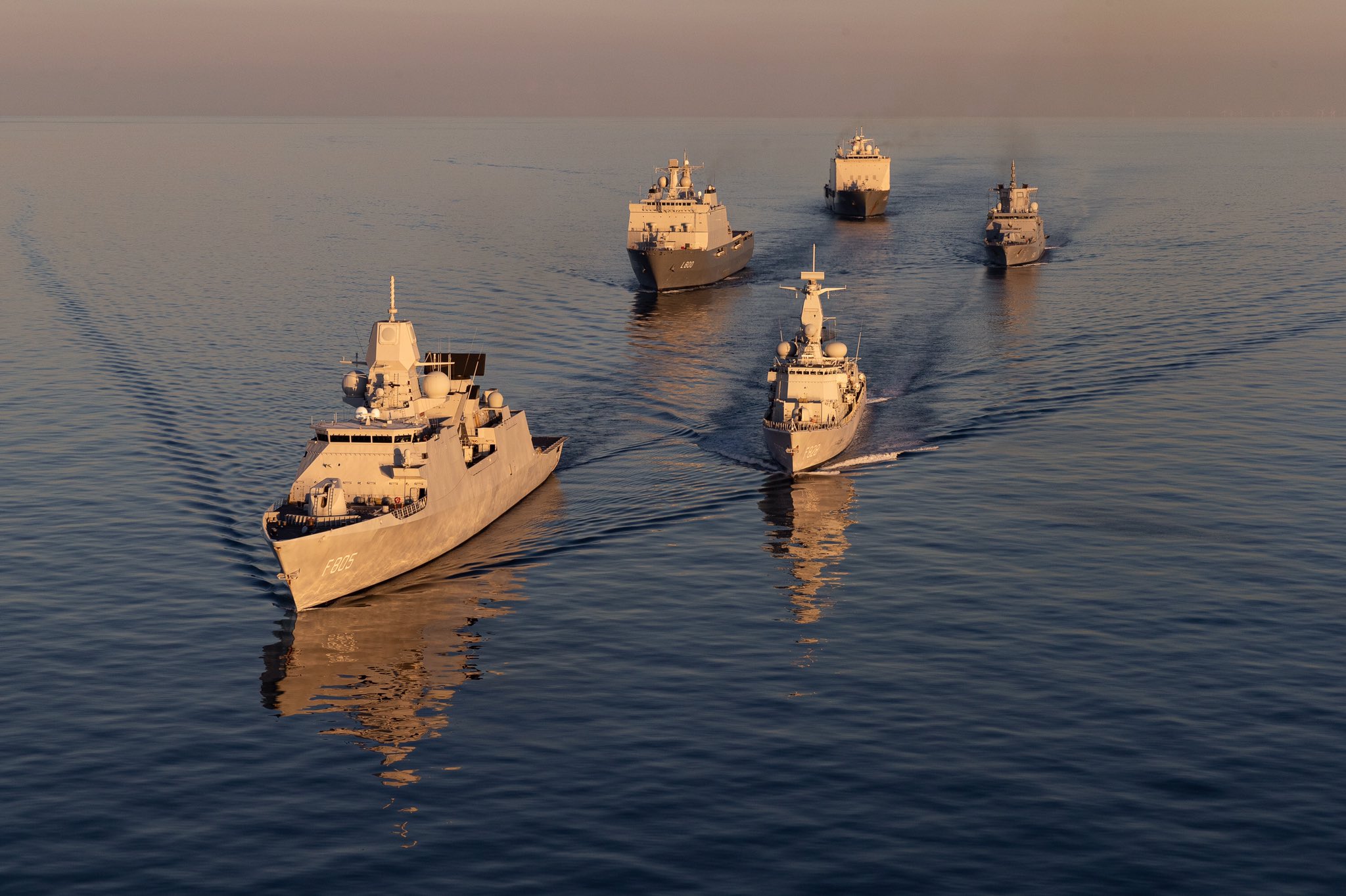 Koninklijke Marine on Twitter: "Een eskader van 4 marineschepen trainde de afgelopen weken met buitenlandse eenheden op de Noordzee en Denemarken. Schieten op varende en vliegende drones, navigatieoefeningen,luchtverdediging met F35s