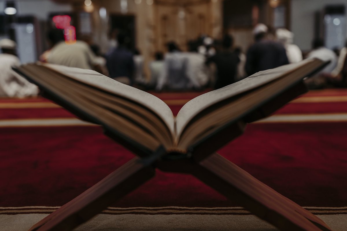 Alaons_designe's tweet photo. -
قال رسول الله ﷺ :
"ما اجتمعَ قومٌ في بيتِ من بيوتِ اللهِ ، يتلون كتابَ اللهِ ، ويتدارسونه بينهم ، إلا نزلتْ عليهم السكينةُ ، وغشيتْهم الرحمةُ وحفّتهم الملائكةُ ، وذكرَهم اللهُ فيمن عنده"
-
📷🖤✨
-
#جمعه_مباركه ♥️ https://t.co/eD6NzGTyMT