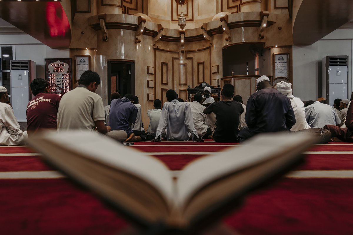 Alaons_designe's tweet photo. -
قال رسول الله ﷺ :
"ما اجتمعَ قومٌ في بيتِ من بيوتِ اللهِ ، يتلون كتابَ اللهِ ، ويتدارسونه بينهم ، إلا نزلتْ عليهم السكينةُ ، وغشيتْهم الرحمةُ وحفّتهم الملائكةُ ، وذكرَهم اللهُ فيمن عنده"
-
📷🖤✨
-
#جمعه_مباركه ♥️ https://t.co/eD6NzGTyMT