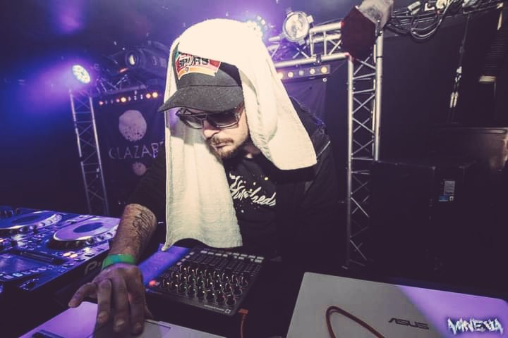xomadafack's tweet photo. j'avance sans aucun stress, j'suis plus blindé qu'le M26
Que j'empile les sommes d'ici 2k26, faut sept zéros dans le N26
six six sept #ekip
#xomasilentlistener #glazart #djset https://t.co/Zjp1lLE0lQ