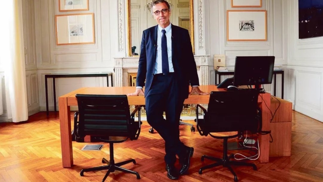 qffwffq's tweet photo. Images terribles de @PierreHurmic assis sur le cadavre d'un arbre mort posé sur un sol fait de viscères entremêlés. https://t.co/AEyxGU08qN