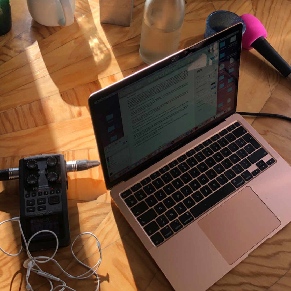 cite_radieuse's tweet photo. 🥳 C’est la rentrée pour Cité Radieuse ! Enfin !! Rendez-vous mercredi pour le premier épisode de la 3ème saison du #podcast 🍾 ! Je compte sur vous ! #marseille #citeradieuse #lisondaniel #lescaracteres https://t.co/8R7N2og9Eb