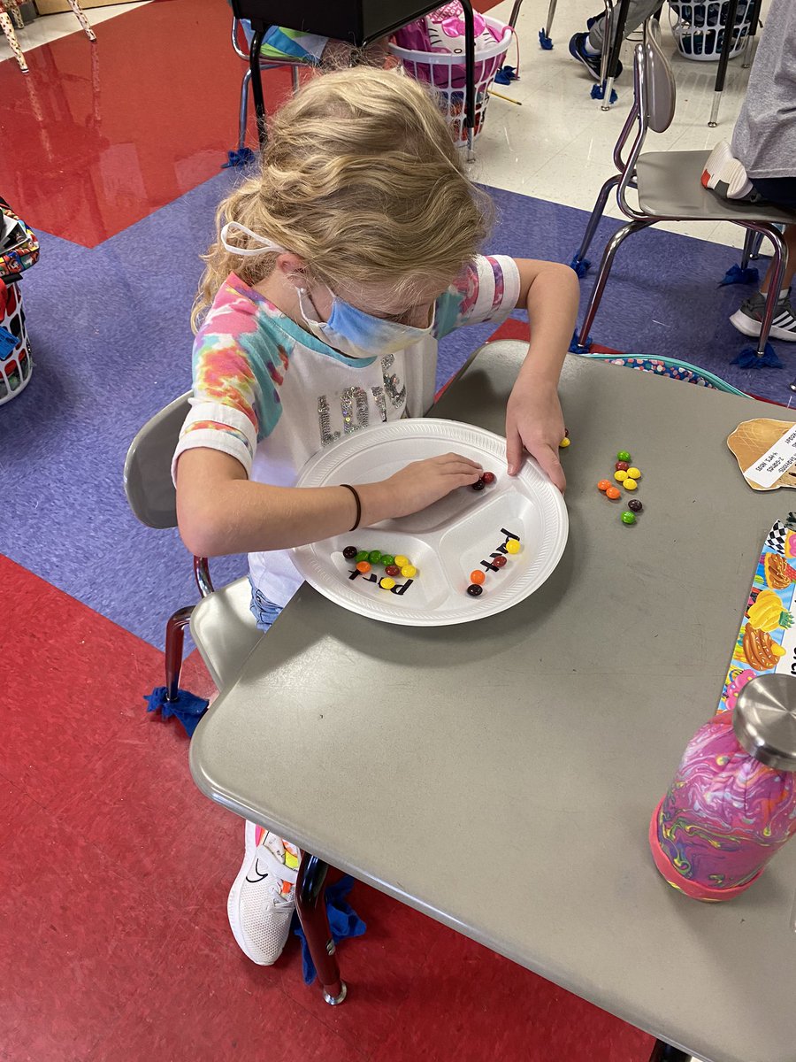 LeahNeas's tweet photo. Math is so awesome and yummy when your finding part, part, whole with skittles! #creeklife #makingequations #missingaddends https://t.co/aFqTbBhRXZ