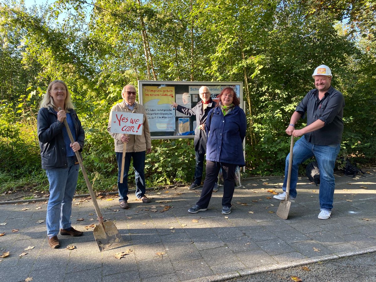 Schön, dass der <a href="/GAL_Muenster/">GRÜNE Münster</a> und OB-Kandidat <a href="/PTodeskino/">Peter Todeskino</a>  im Wahlkampf der Humor nicht abhanden gekommen ist, im Bild zu  einer PM zum Südbad präsentieren sie sich( insbesondere Carsten Peters) ganz im YMCA-Style :-)) Mit im Bild Frau Haimerl, die sich schon auf´s Südbad freut