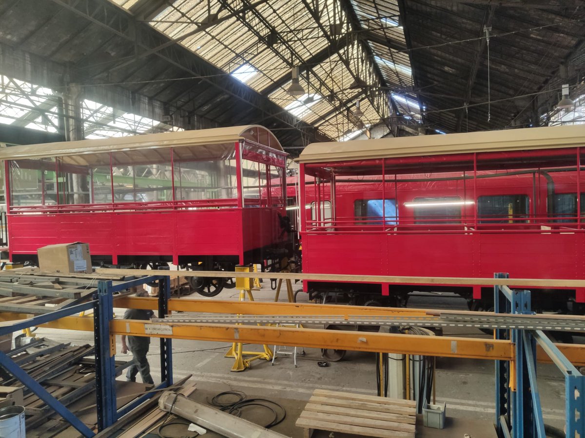 🚂 Le #PetitTraindeLaMure se refait une beauté... Les baladeuses et wagons rénovés seront de retour en Isère dans quelques jours !!!
 #staytuned #Matheysine #LaPlusBelleLigneDesAlpes❤
