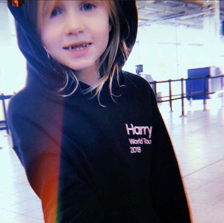 bestharrysbr's tweet photo. 🥳|| Hoje também é aniversário de uma das afilhadas do Harry. Lux completa 9 aninhos hoje!🥺💛✨ https://t.co/ibnNnr9xJx