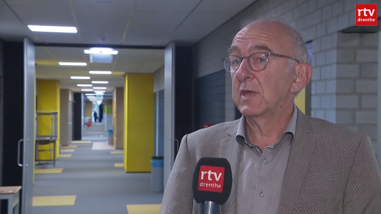 Alfacollege's tweet photo. Door de coronacrisis hebben veel mbo’ers in het land nog geen stageplek kunnen vinden. @RTVdrenthe sprak met regiodirecteur @wijkjb én met studenten in Hoogeveen over hun ervaring: https://t.co/11aIubxHkW #mbo #ditismbo #mbostage https://t.co/DFziQ6MBlL