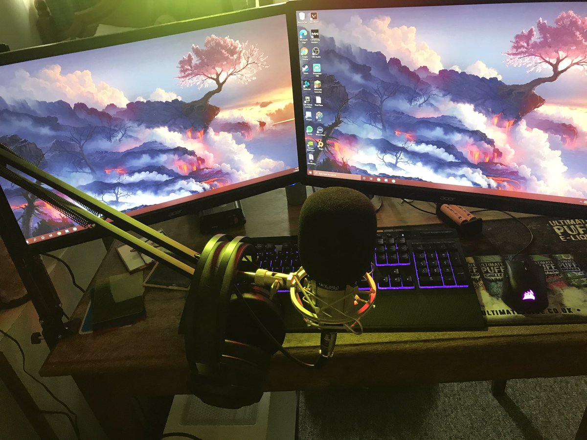 Ben_Chesterman4's tweet photo. #daytimettv my boshed up streaming set up, Its not the most ideal set up but I love it. Also featuring the Razer Nari headset ;) 

@ProSyndicate https://t.co/Tiun1MMeJG