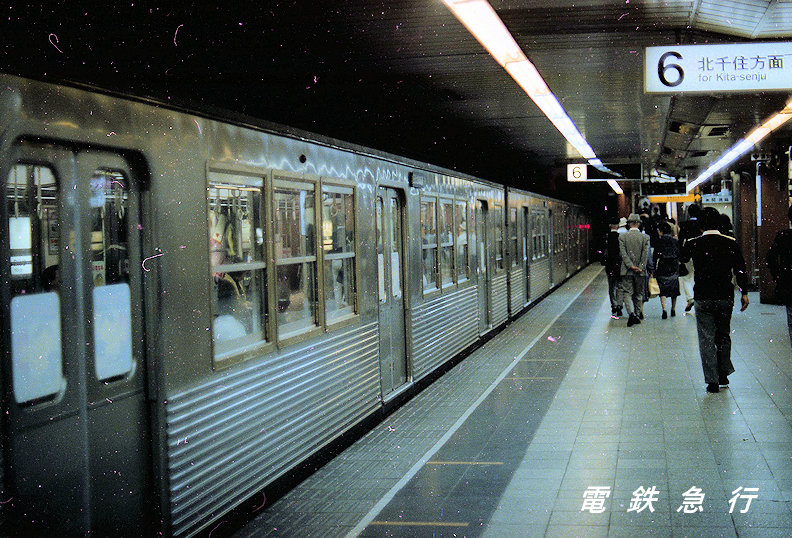 すみまる 1枚目は初期型 2枚目は後期型でしょうか 紺色の 日比谷線直通 サボとあわせて懐かしさでいっぱいです