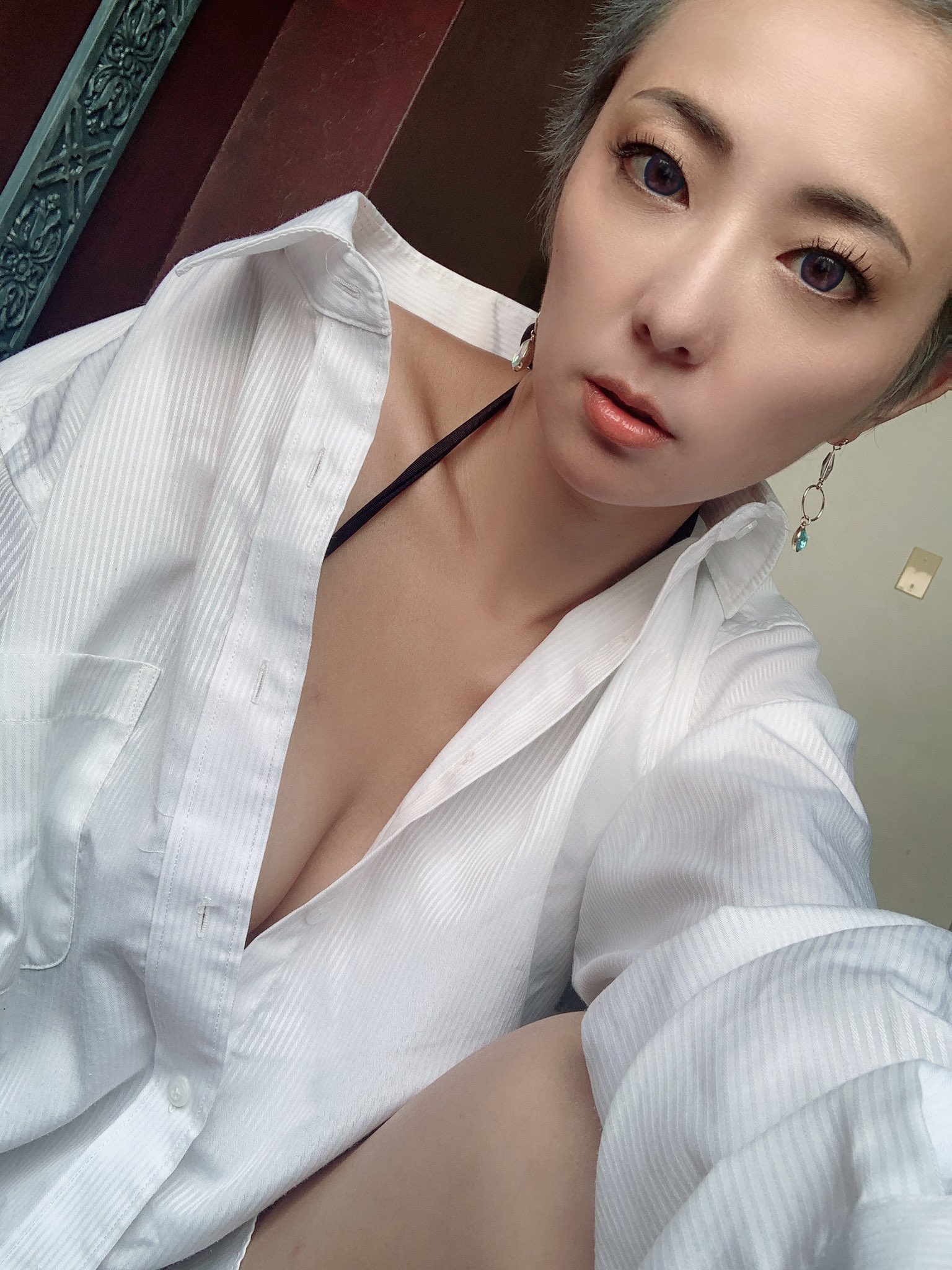 和泉由希子 カメラマンさんに坊主写真撮ってもらた 合間に自撮り メンズのワイシャツをダボっと着るの 一回やってみたかったのー 笑 T Co Pjqq0c00hu Twitter