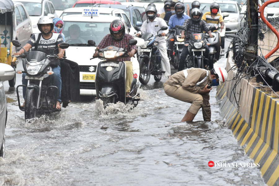 hydcitypolice's tweet photo. One of our officer at Begumpet flyover, yesterday....
#HYDTP
Pic - @NewIndianXpress https://t.co/0sNuVCKCPQ