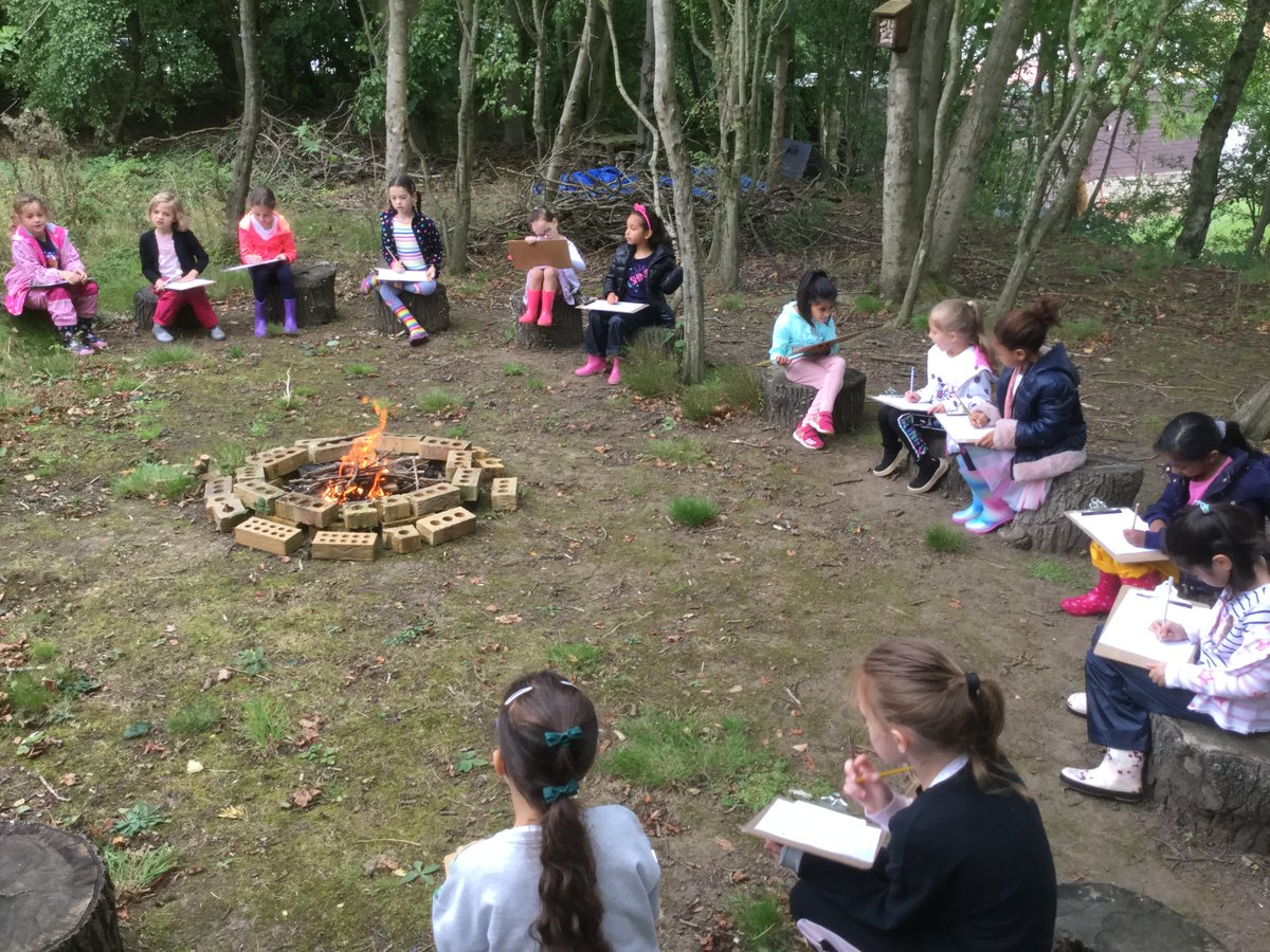 📸 Year 2 started their topic on the Fire of London this morning by sitting around a real fire, using all their senses to describe and draw it #BacktoDHS #BeYourBest