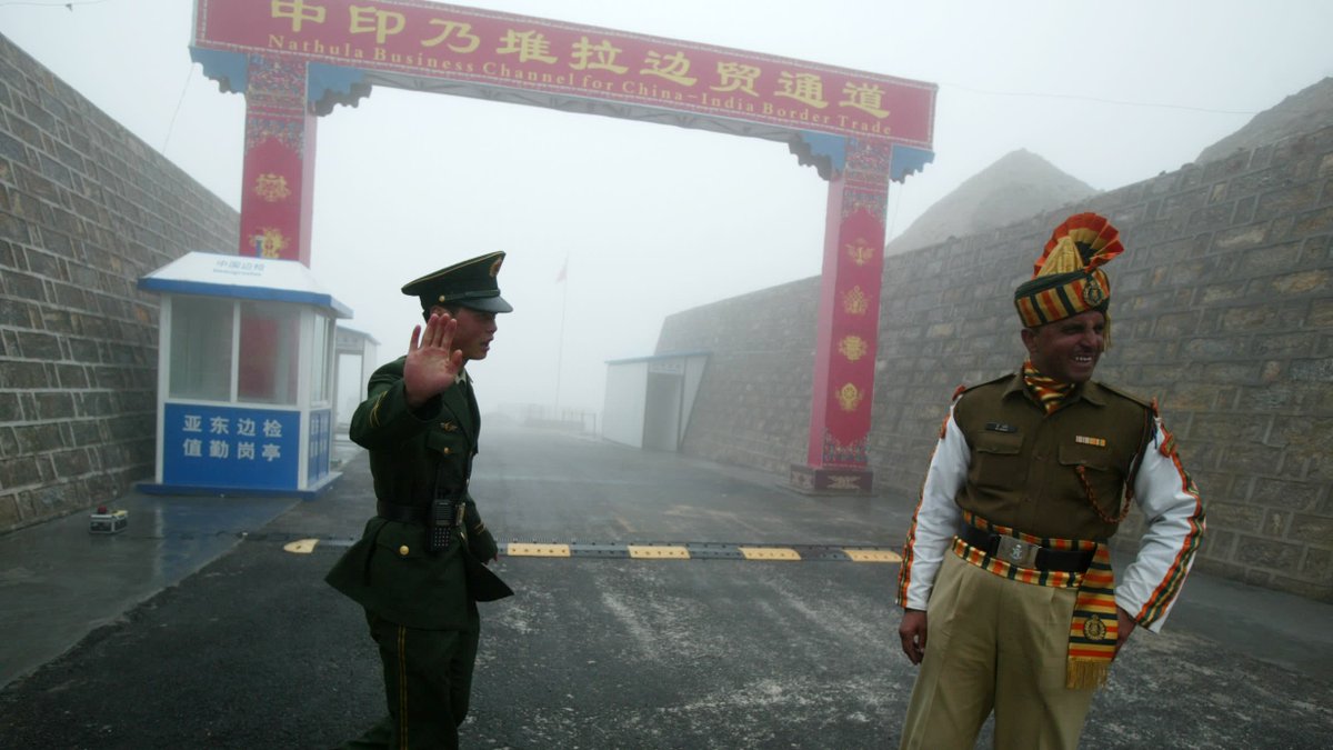 Inbc24's tweet photo. Chinese State Councillor Wang Yi and Indian Foreign Minister S. Jaishankar met in Moscow on Thursday and reached a five-point consensus, including agreements that troops from both sides should quickly disengage and ease tensions #China #India #IndiaChinaFaceOff https://t.co/dmYvae7L2n