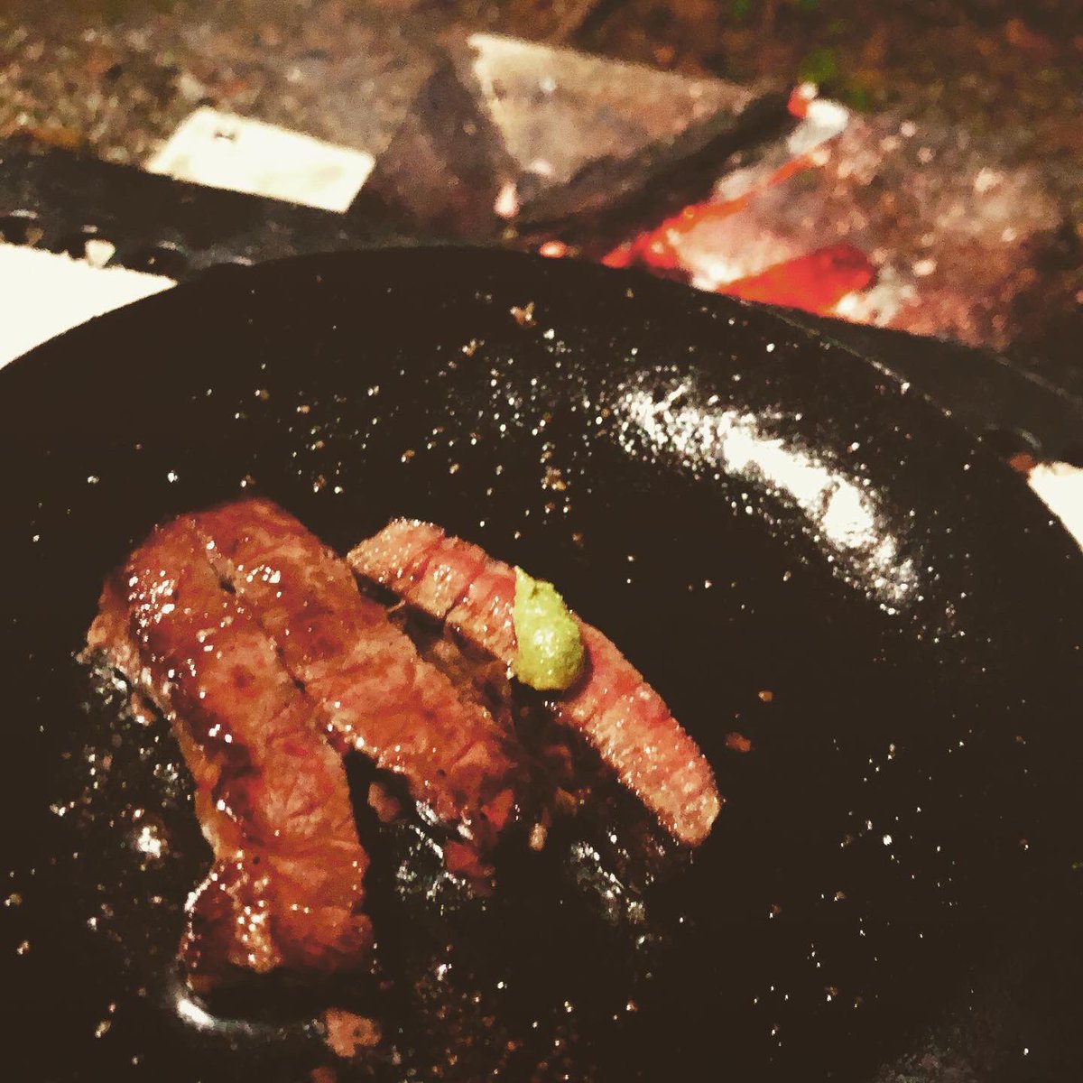 くちびるマティ 結局焚き火がしたいだけなのかも でも 今夜は周りに人がいないから 寝そべって星も観れました 焚き火 ウィスキー 度数高けりゃなんでもおけ キャンプ ソロキャンプ 火を焚き酒を抱き キャンプ飯 鉄フライパン ステーキ 秋酒