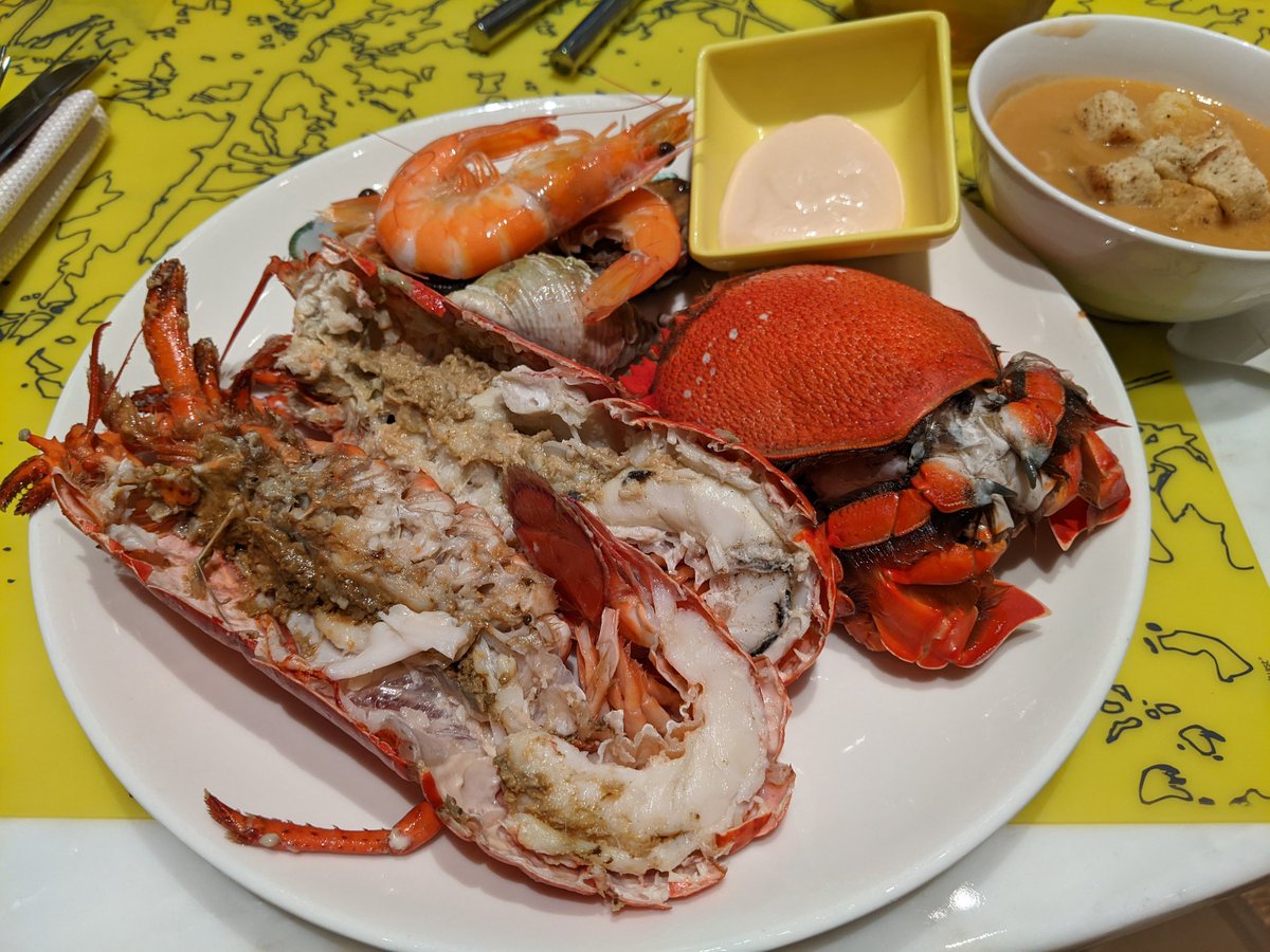 chironliao's tweet image. #TheKitchenTable
帶家人來吃一餐，一個月前才訂到位，可是實際上並沒有很多人。

這次龍蝦比去年新鮮，主廚特餐是魚與秋葵的天婦羅，還不錯！