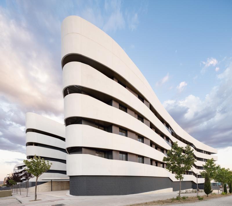 andece_general's tweet photo. 84 viviendas Alea Homes en San Sebastián de los Reyes (Madrid) Proyecto de @canoyescario Promotor @NeinorHomes Fachada de #GRC @prehorquisa 4.300 m2 panel sándwich con formas curvas y alabeadas. Tratamiento en cara posterior para petos terraza. 200 m2 panel lámina en urbanización https://t.co/4z55BD0kvg