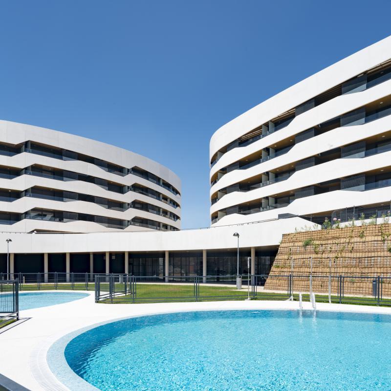 84 viviendas Alea Homes en San Sebastián de los Reyes (Madrid) Proyecto de <a href="/canoyescario/">Cano y Escario Arq</a> Promotor <a href="/NeinorHomes/">Neinor Homes</a> Fachada de #GRC <a href="/prehorquisa/">PREHORQUISA</a> 4.300 m2 panel sándwich con formas curvas y alabeadas. Tratamiento en cara posterior para petos terraza. 200 m2 panel lámina en urbanización