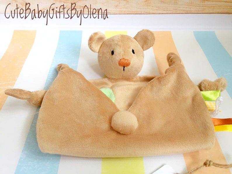 Plush baby comforter) bear
Welcome to my shop!
#babycomforter #comfortertoy #plushtoy #handmadetoys #cutebabygiftsbyolena