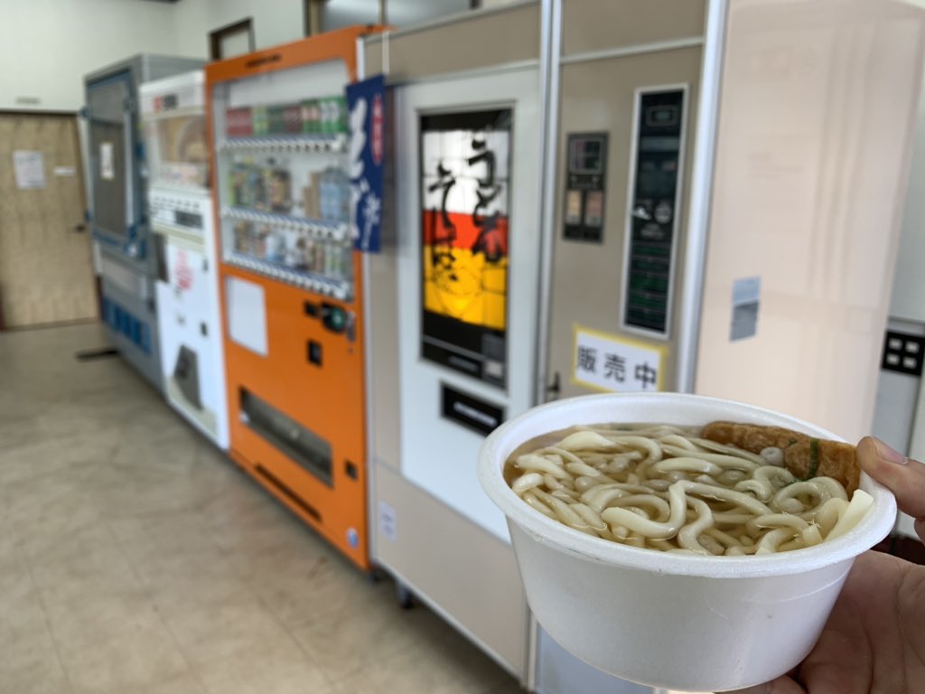 jihankimania's tweet photo. 9月12日（土）千葉県多古町に新たなレトロ自販機スポットがオープンします！KUROWOKS BASE(千葉県多古町大高2-32営業時間9〜20時水曜定休)うどんそば自販機稼働！肉そばときつねうどんがいただけます。千葉茨城エリアのレトロ自販機店と絡めて訪問したいお店です。 https://t.co/EnEVcYOmXa
