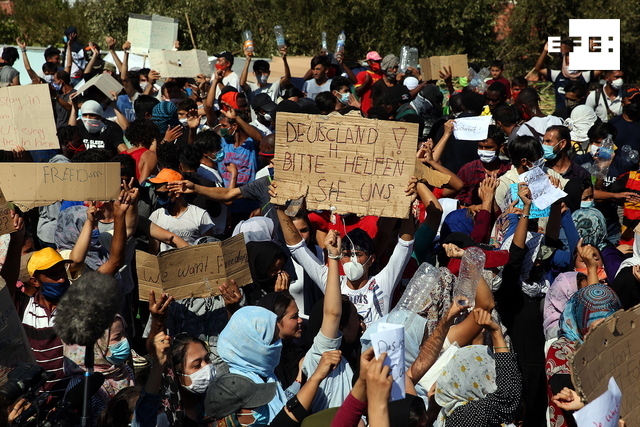 Efearabe's tweet photo. آلاف اللاجئين يتظاهرون في #ليسبوس ويطالبون بمغادرة الجزيرة اليونانية بعد الحريق الذي التهم #مخيم_موريا 
#اليونان 
#لاجئون https://t.co/3cTuutrxYG