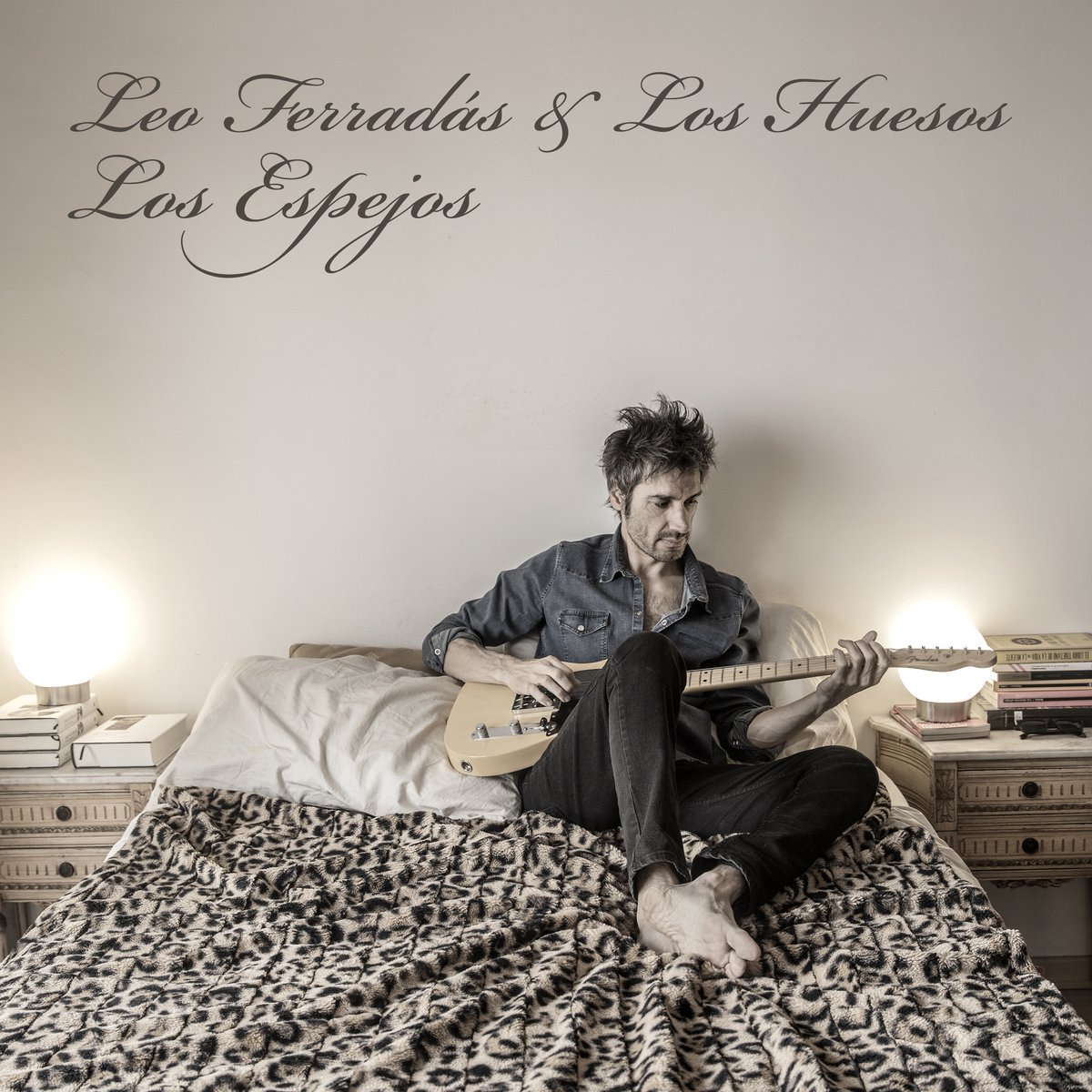 "Subite a la aerosilla, surfeá la ola y dejate llevar: así es más sencillo", me dijo un amigo al que quiero y respeto. Le hice caso. 
.
Los Espejos, nuevo simple de Leo Ferradás &amp; Los Huesos. Disponible a partir del próximo jueves 17/09 en todas las plataformas digitales.