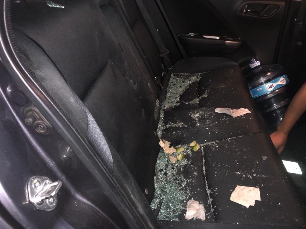 Silvanflowers_'s tweet photo. En la madrugada fuimos a cubrir una manifestación en la Fiscalía de Atizapán y los policías de Atizapán golpearon nuestro auto mientras mis compañeras  @lu_fm @Maria_Efemere  @abismada_ @montsesanchezmy y yo intentamos salir de sus agresiones. @alfredodelmazo @GobAtizapan https://t.co/vbcjPrRz6y