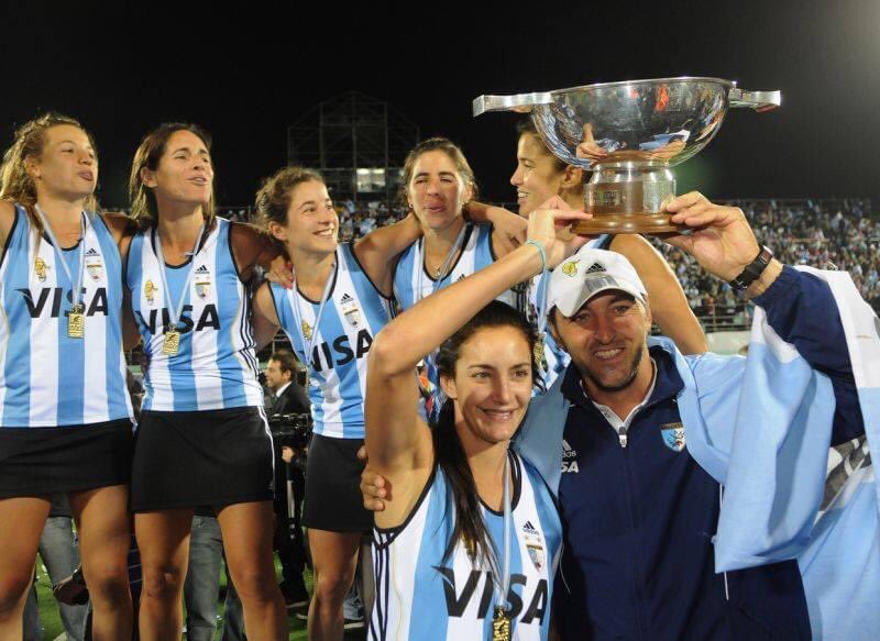 gonzasantotomas's tweet photo. Hoy se cumplen 10 años del campeonato mundial de #LasLeonas en #Rosario el equipo de la gente! Un plantel humilde,trabajador y de grandes personas. Un gran cuerpo técnico, liderado por un gran líder! La organización fue excelente y #LuchaAymar levantó la copa! https://t.co/kOS3WKFCqr