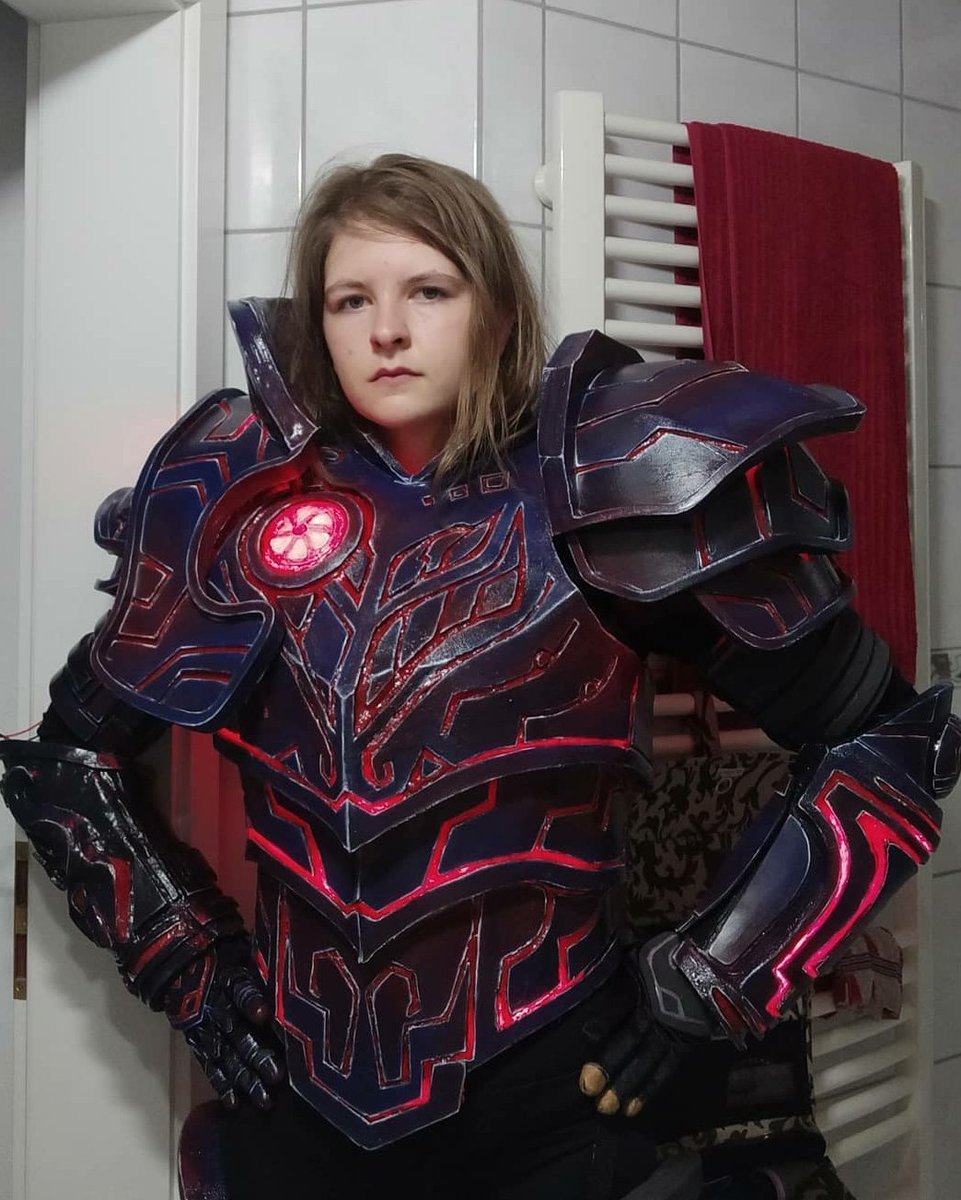 schildwand's tweet photo. Bulky af 😆
And according to the face: also tired af 🤣
#talesofarcadia #trollhunters #trollhunterscosplay #eclipsearmor https://t.co/9Zeu91DVkS