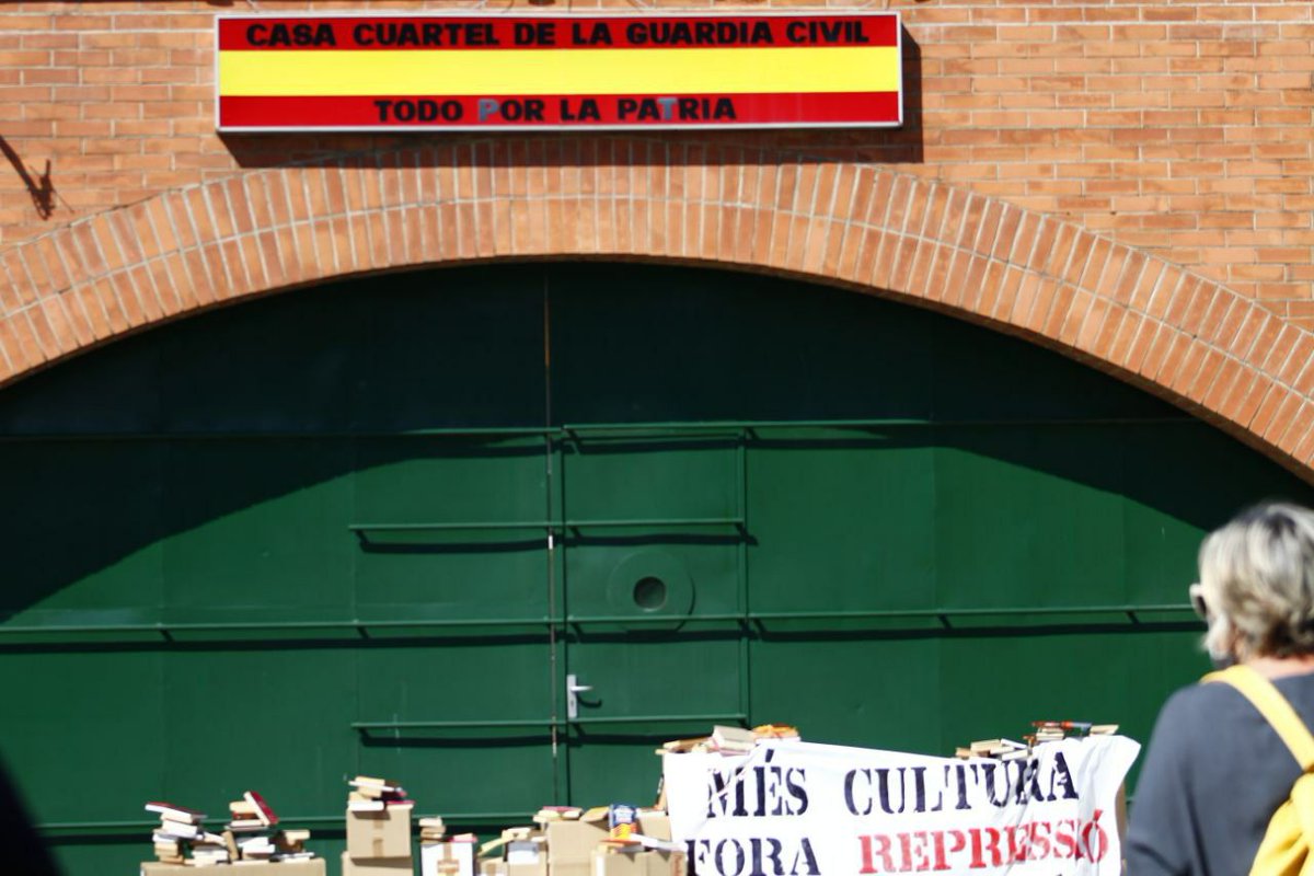CDRGranollers's tweet photo. Avui construïm un mur davant les forces d´ocupació per denunciar la repressió.Demanem més inversió en cultura, educació, habitatge i drets fonamentals .
Exigim no invertir més diners públics en forces d´ocupació, repressores i feixistes!
#MésCulturaForaRepressió
@CDRCatOficial https://t.co/ZkpcGxOhhc