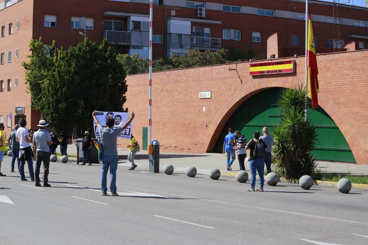 Avui construïm un mur davant les forces d´ocupació per denunciar la repressió.Demanem més inversió en cultura, educació, habitatge i drets fonamentals .
Exigim no invertir més diners públics en forces d´ocupació, repressores i feixistes!
#MésCulturaForaRepressió
<a href="/CDRCatOficial/">CDR Catalunya #RevoltaPopular 🔥</a>