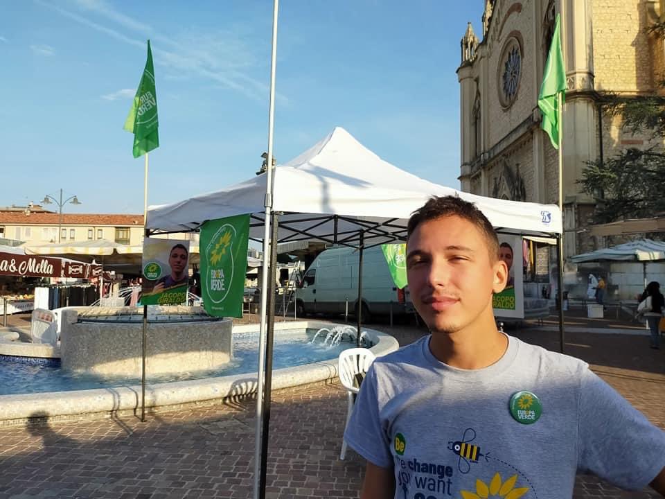 Lui e’ Jacopo #giraldo di #EuropaVerde, volantinava a #montecchiomaggiore (VI)e militanti di #FDI lo cospargono di gel disinfettante mentre parlava  di #integrazione ad una famiglia africana.Mi sto recando a Montecchio questo schifo non può essere tollerato,vero <a href="/GiorgiaMeloni/">Giorgia Meloni</a> ?