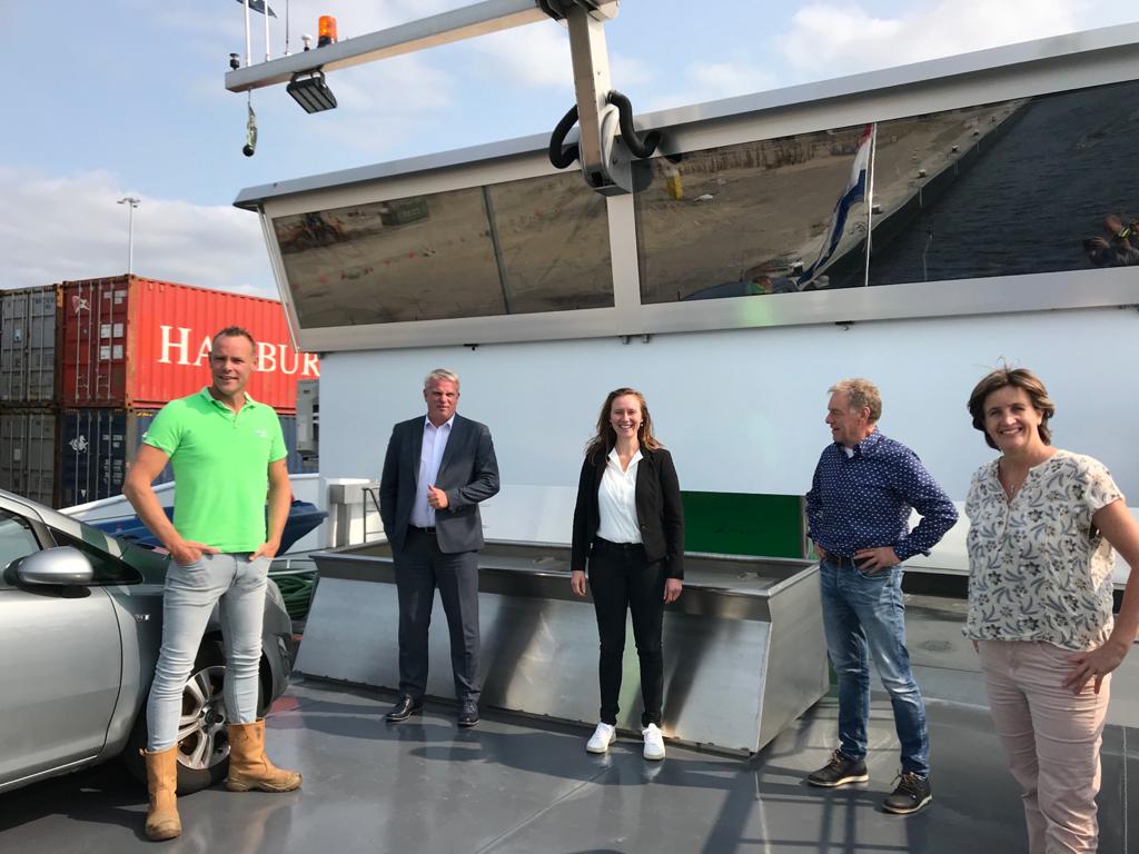 BVBinnenvaart's tweet photo. Vandaag een werkbezoek met gedeputeerden van de provincie Noord-Holland Jeroen Olthof (mobiliteit) en Zita Pels (circulair economie en zeehavens) samen met havenmeester Milembe Mateyo aan boord van de Sendo Nave in de haven van Amsterdam. 
@jeroenolthof @Zita_Pels @ProvincieNH https://t.co/gEyHxk4TY1