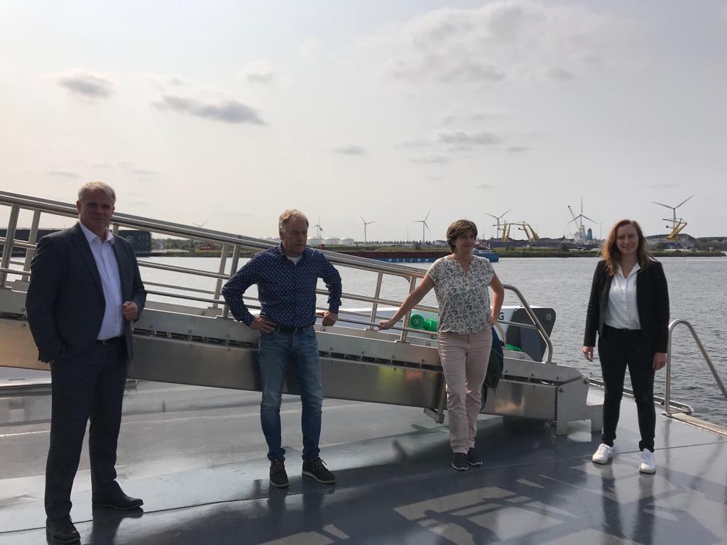 BVBinnenvaart's tweet photo. Vandaag een werkbezoek met gedeputeerden van de provincie Noord-Holland Jeroen Olthof (mobiliteit) en Zita Pels (circulair economie en zeehavens) samen met havenmeester Milembe Mateyo aan boord van de Sendo Nave in de haven van Amsterdam. 
@jeroenolthof @Zita_Pels @ProvincieNH https://t.co/gEyHxk4TY1