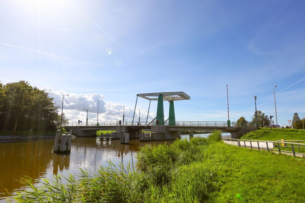 FlevoWegen's tweet image. Zoals het er nu naar uitziet is de Tollebekerbrug eind van de middag weer open voor wegverkeer. Exacte tijd is nog onbekend. De brug blijft voor de scheepvaart gestremd tot onbepaalde tijd. #afsluiting #reparatie #Tollebekerbrug #Tollebeek #Flevoland