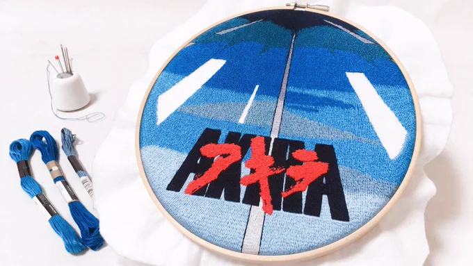 ▶︎煙部分は羊毛フェルト使用
▶︎道路部分は地獄の全面刺繍
▶︎金田は取り外し可能で
   ブローチにもなります!
(幅18cmのクソでかブローチ!) 