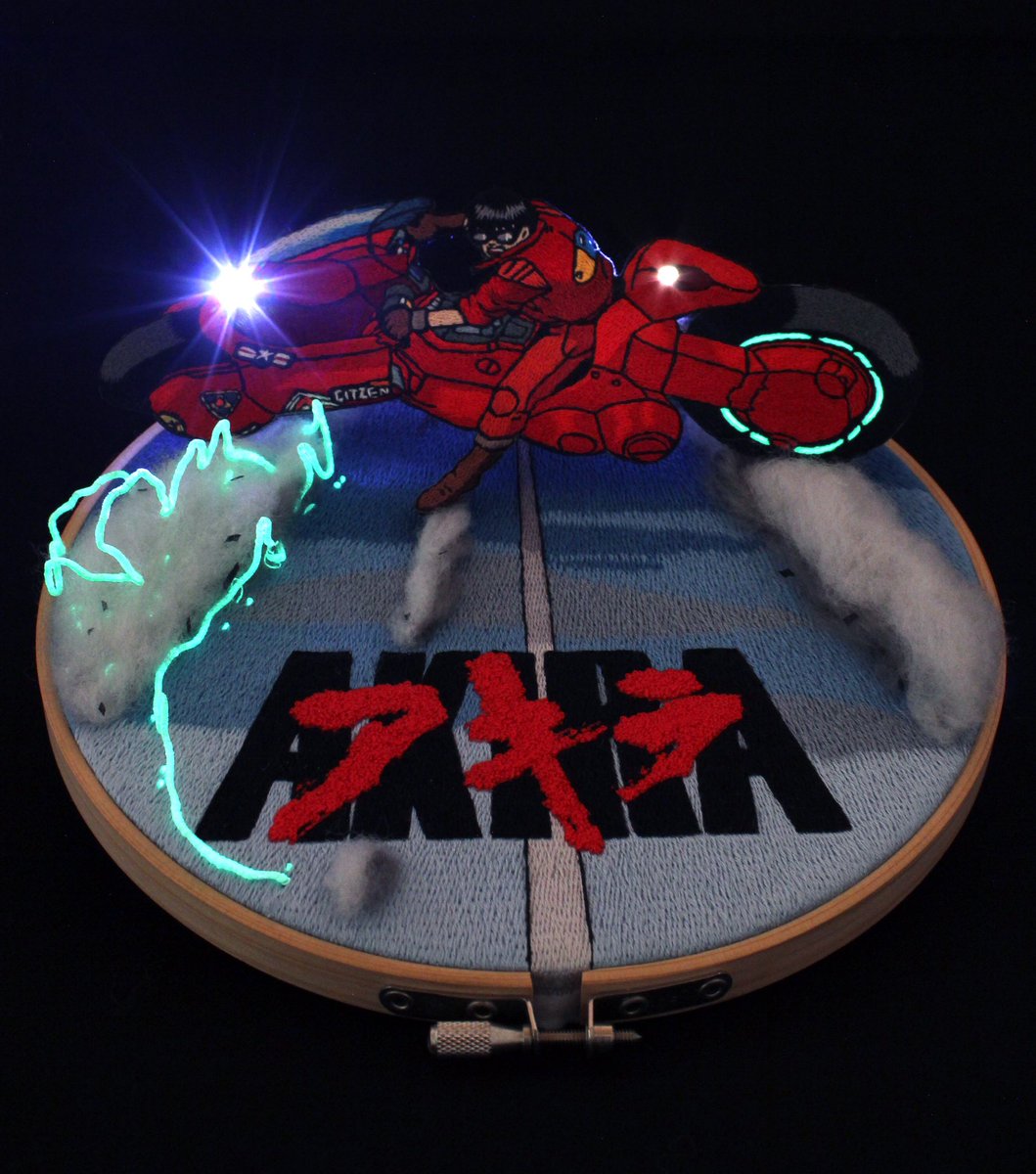 「アキラ 金田の刺繍完成!

蓄光糸とミニ電球を使用したので
暗闇で光ります?カッ」|ウショウ@モノグサ刺繍のイラスト