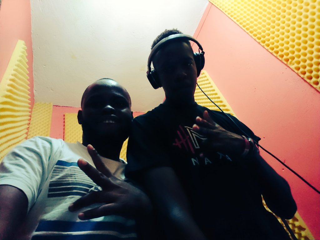 dak_lowo's tweet photo. #FridayMixUp hitting the waves through https://t.co/rFAIUsejzW
@djvictor256 @Urnam @LyricalMycheal @CmertKeyz https://t.co/ctJtNX0CIY