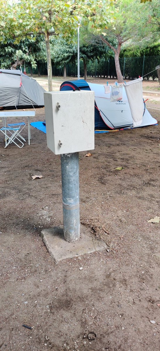 gvila99's tweet photo. Las últimas 7h de mi vida han sido sacando un movil de dentro un poste de electricidad en el cámping😂 aquí esta el poste y el agujero por donde se ha caido. https://t.co/egv4WopvIA