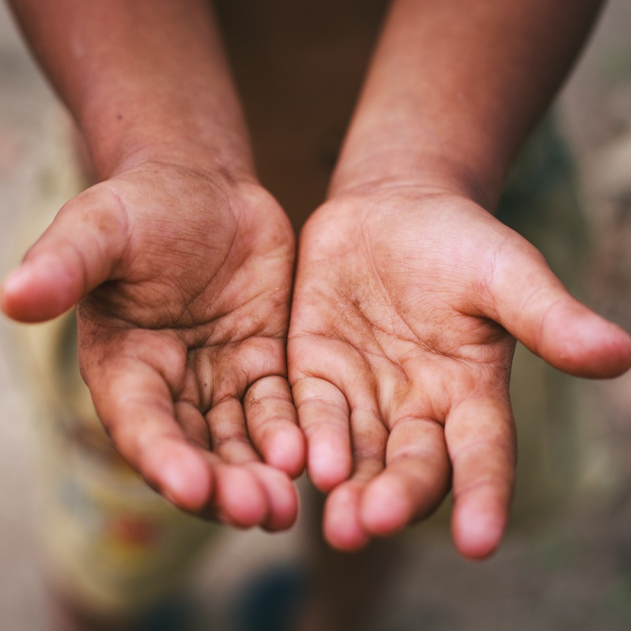 Siemens's tweet photo. Together with @volkswagen, Siemens is sending 5 million euros in immediate help for the refugee camp “Moria" on Lesbos. After a fire in the camp's warehouse the situation is critical. The donation will be made through the German Red Cross (@roteskreuz_de).