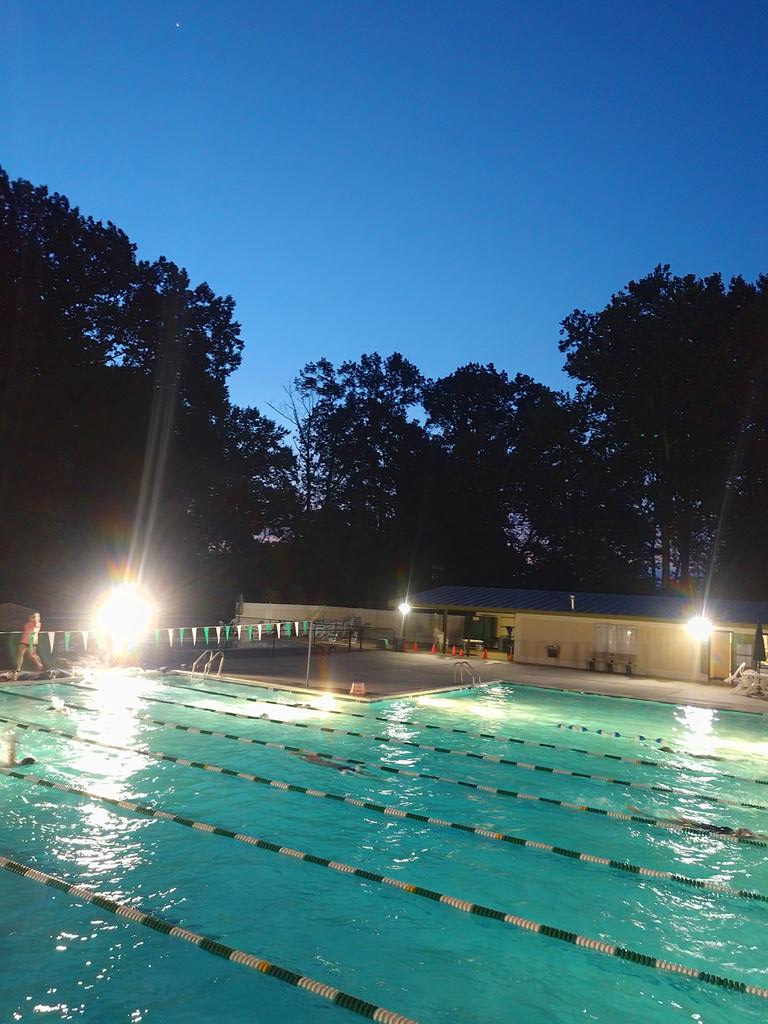 FXFXswim's tweet photo. Warm-up under the stars - Pre Set Horizon 50s - Sunrise Aerobic Set - Main Set Cloud Cover 200s. Fabulous Friday morning practice from our Senior group. 🌌🌅🦊 https://t.co/cwl0eBDRZW