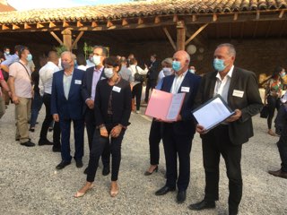 Carsat_RA's tweet photo. ✒Partenariat entre @PilesLogistique et @Carsat_RA pour le lancement d'une nouvelle action collective #TMSPro 
🚀 https://t.co/JmtraR7bsB
#Formation, accompagnement et partage d’expériences interentreprises de la filière #Logistique 🤝#Prevention 
Cc @Vicariance_ https://t.co/iWR4NPfjoz