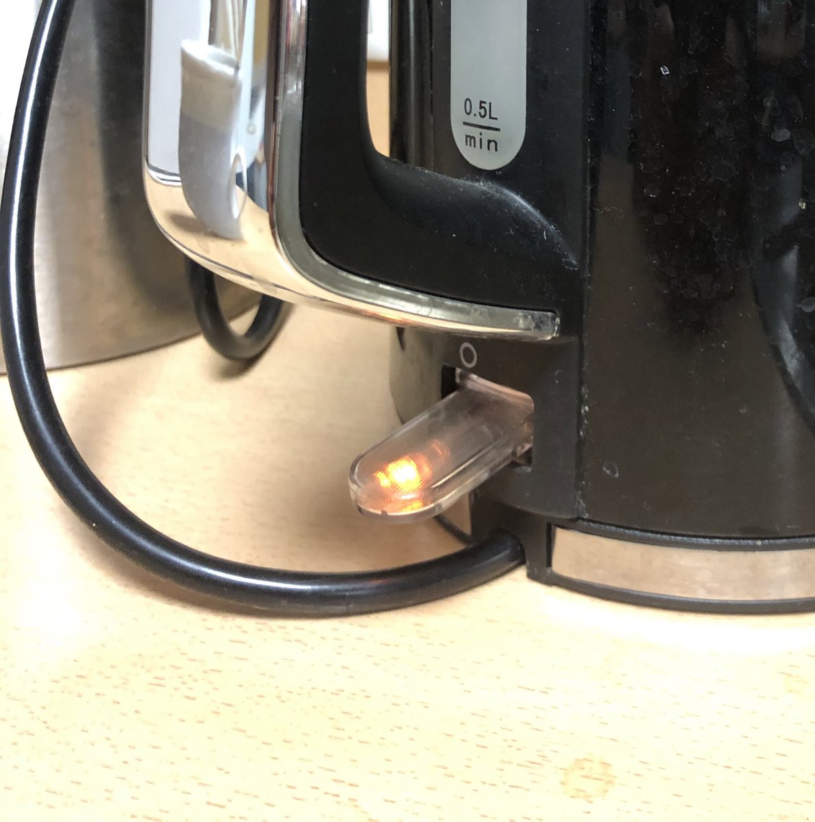 akasche's tweet photo. Wenn man sich fragt, wer seinen USB Stick im Wasserkocher stecken hat lassen... #HBedu #wochenendreif https://t.co/s8UgGDh13J