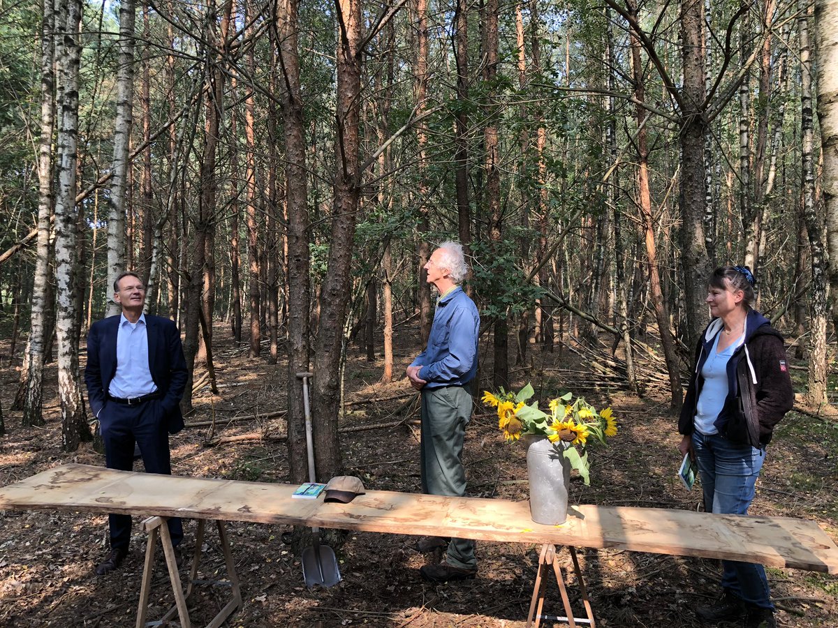 Met <a href="/marjanminnesma/">Marjan Minnesma </a> op bosles, waar zij en sylvo Thijsen #sbb het eerste exemplaar van het boekje ‘Bos en Klimaat’ aangeboden krijgen
